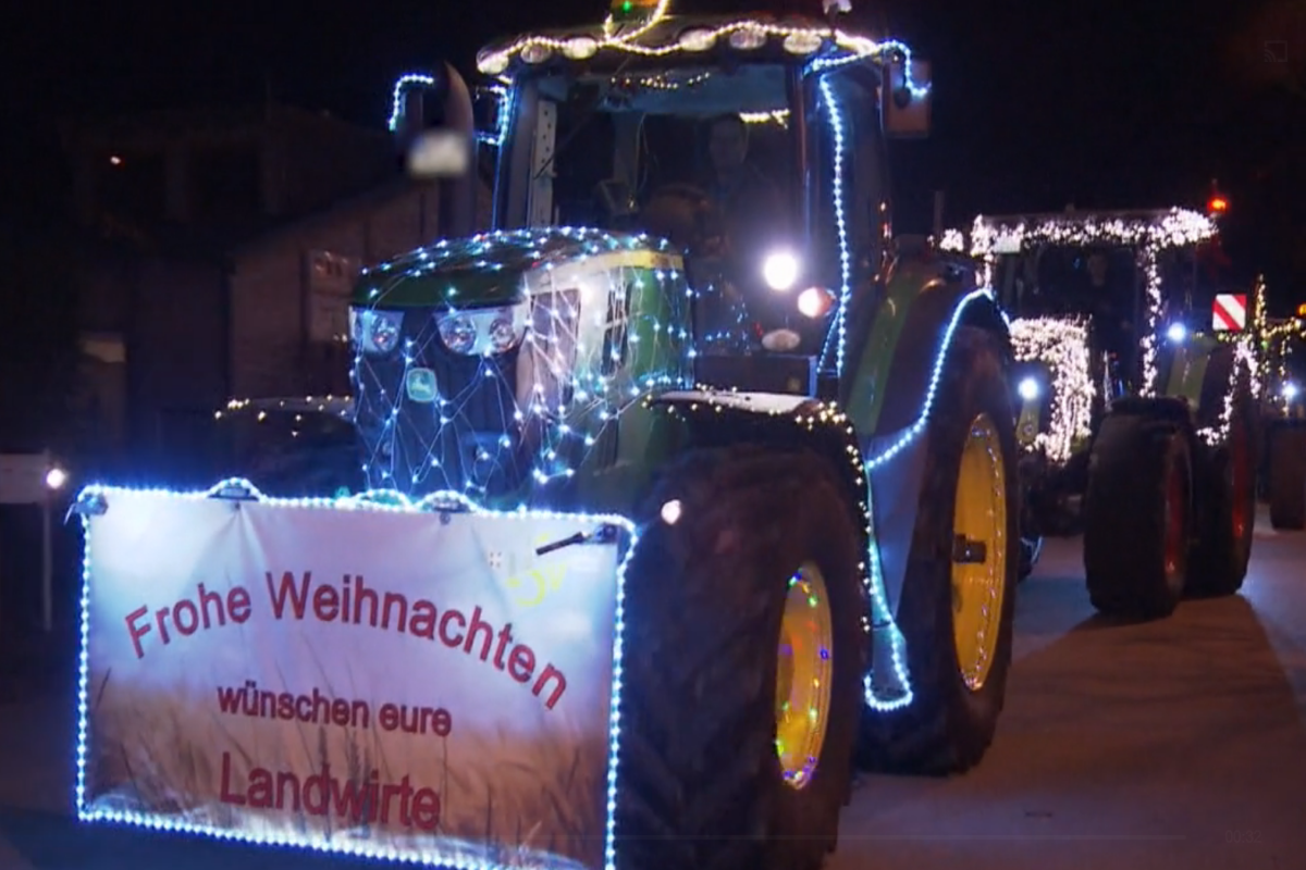 Рождественский трактор для детей. Фото: скриншот видео Nordmagazin / ndr