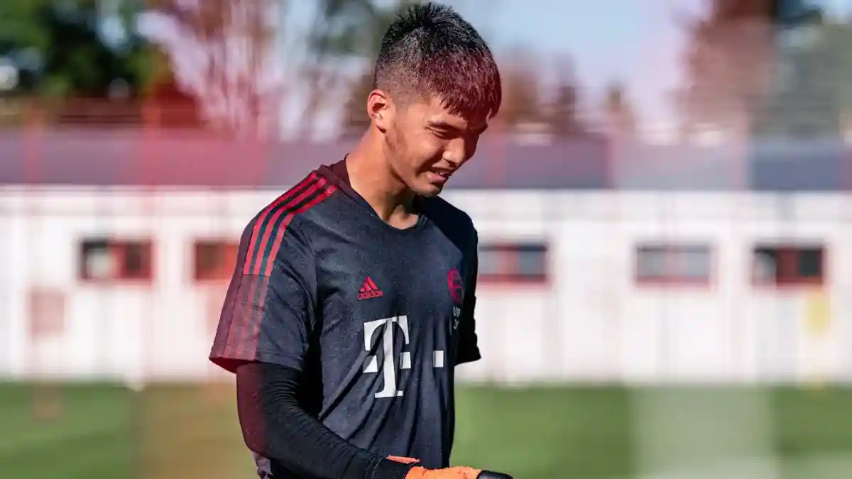 Преемник Нойера? «Бавария» подписала контракт с вратарем из Китая фото 1