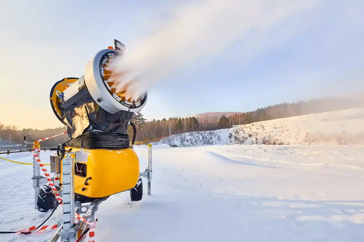 Машина для производства искусственного снега Фото: al7/Shutterstock.com