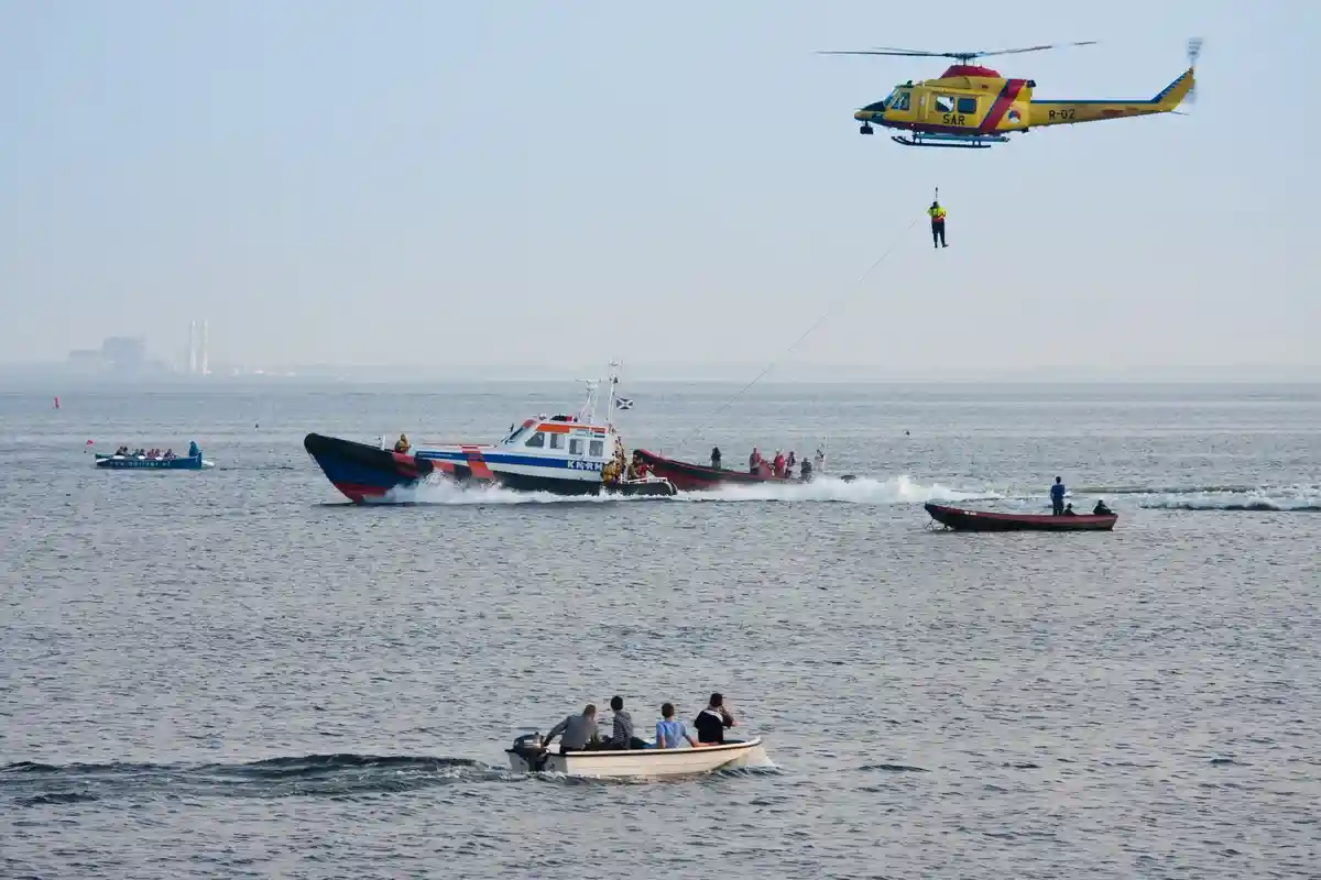 Немецкие организации Sea-Eye и Mission Lifeline спасли от смерти почти 200 мигрантов в Средиземноморье. Фото: T.W. van Urk / shutterstock.com