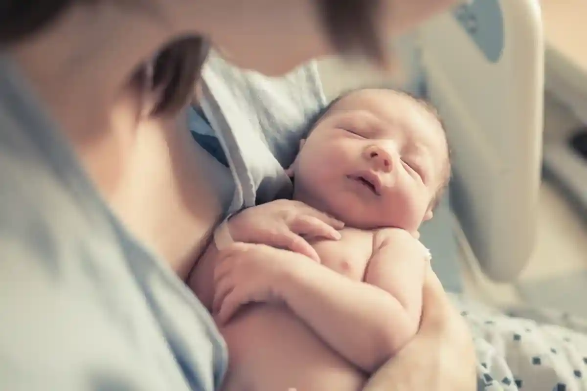 Новорожденный ребёнок на руках матери Фото: KieferPix/Shutterstock.com