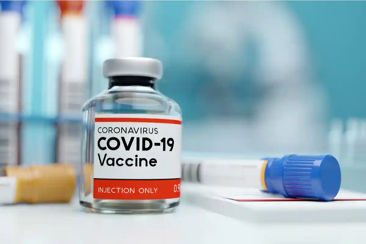 Один флакон с вакциной против коронавируса Covid-19 Фото: solarseven/Shutterstock.com