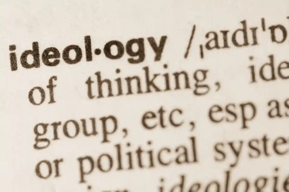 Определение слова идеология в словаре Фото: aga7ta/Shutterstock.com