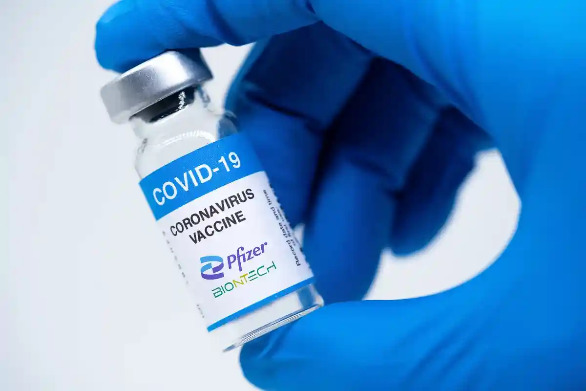 Вакцина от коронавируса BioNTech / Pfizer . Фото: Marco Lazzarini / shutterstock.com