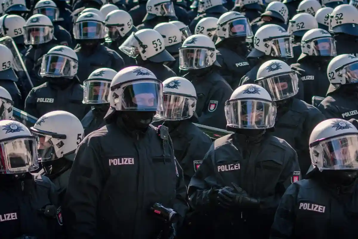 Полицейские в полном снаряжении на демонстрации Фото: Markue/Shutterstock.com