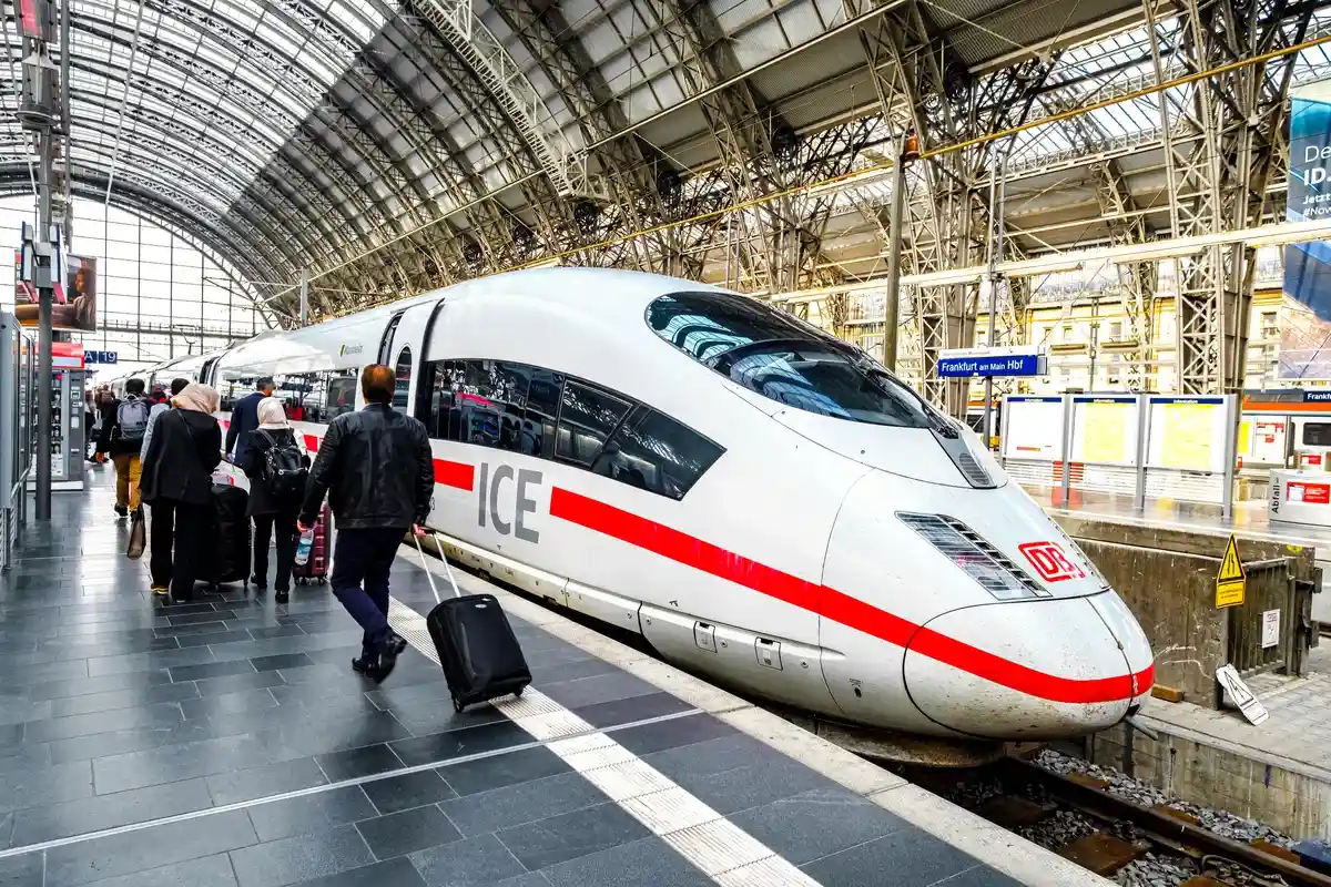 Поезд Deutsche Bahn ICE 3 останавливается на платформе Фото: Kapi Ng/Shutterstock.com