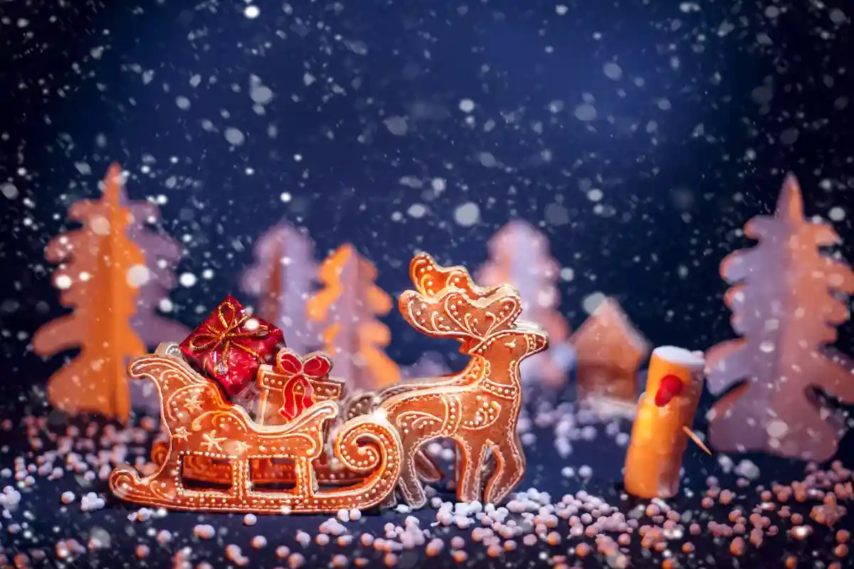 Рождественский пряник в виде оленя с санями Фото: Lizavetta/Shutterstock.com
