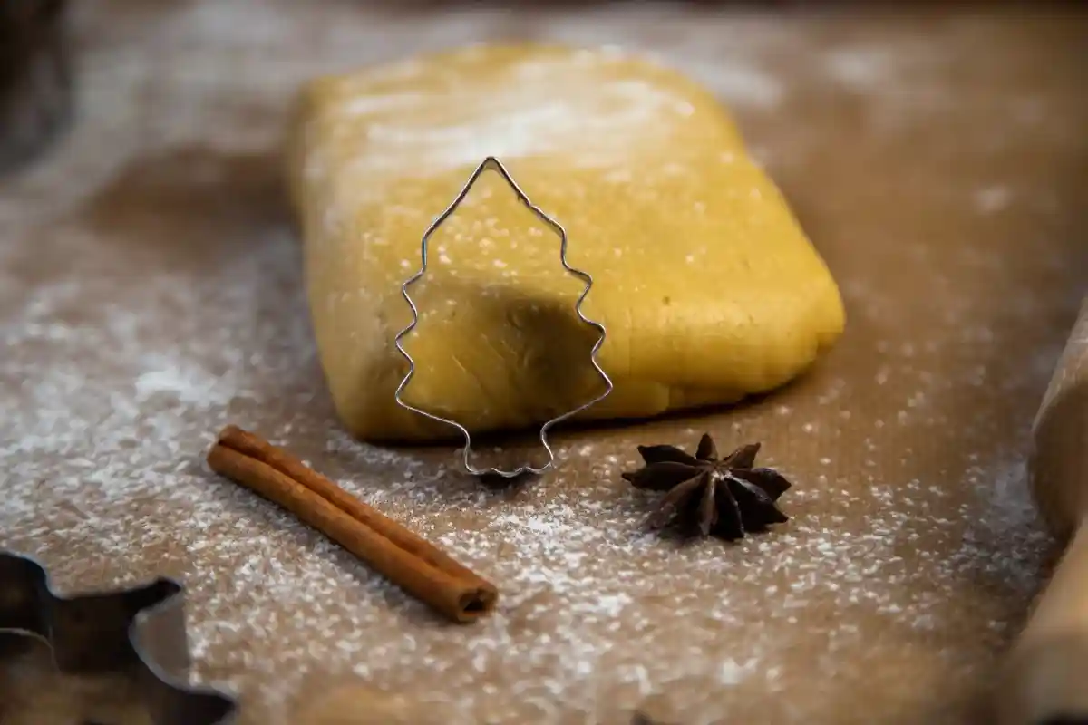 Рядом с тестом стоит формочка для печенья в виде елки Фото: Kseniia Mnasina/Shutterstock.com
