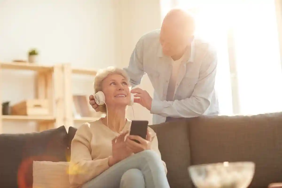 Счастливая пожилая пара осваивает технологии Фото: SeventyFour/Shutterstock.com