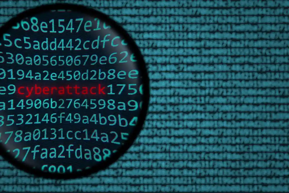 Слово "кибератака" на экране компьютера Фото: Novikov Aleksey/Shutterstock.com