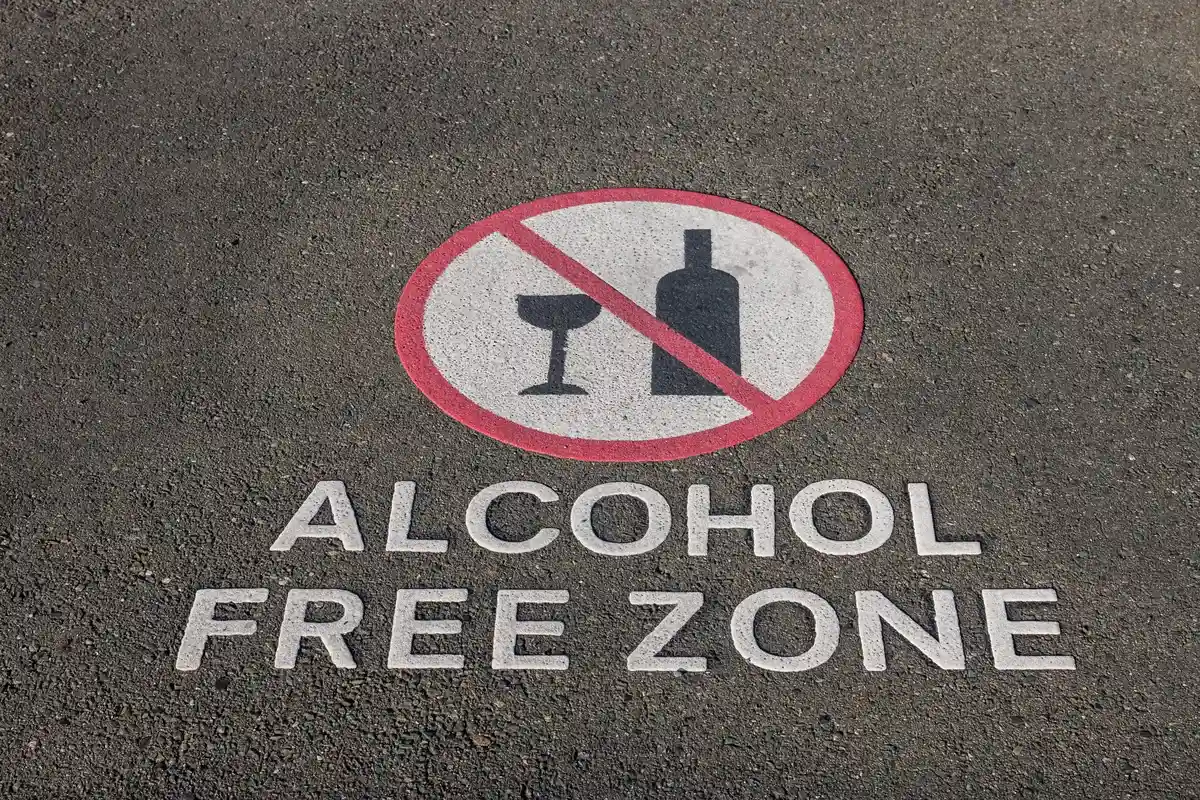 Употребление алкоголя в пешеходной зоне запрещено Фото: patjo/Shutterstock.com