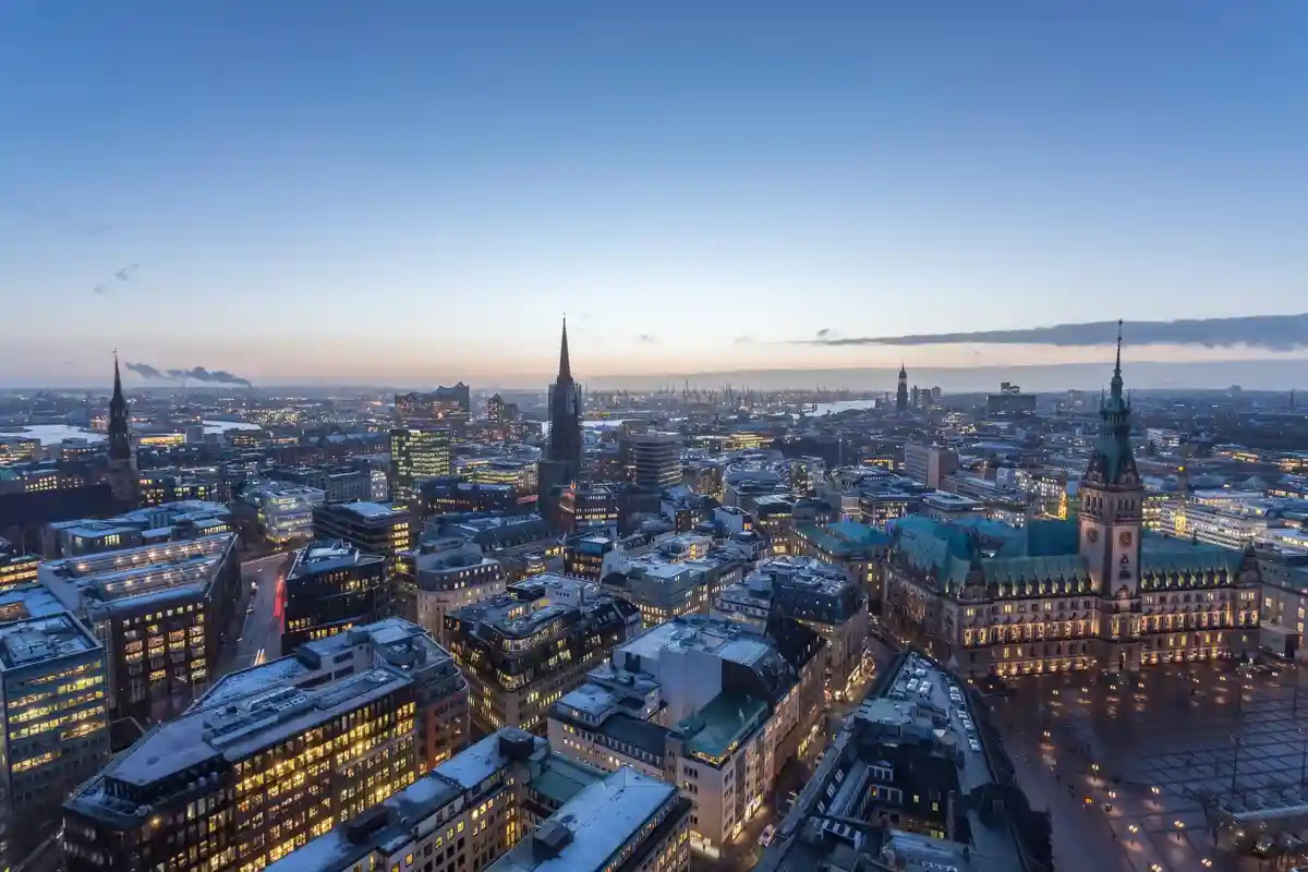 Вид с воздуха на вечерний Гамбург Фото: Canetti/Shutterstock.com