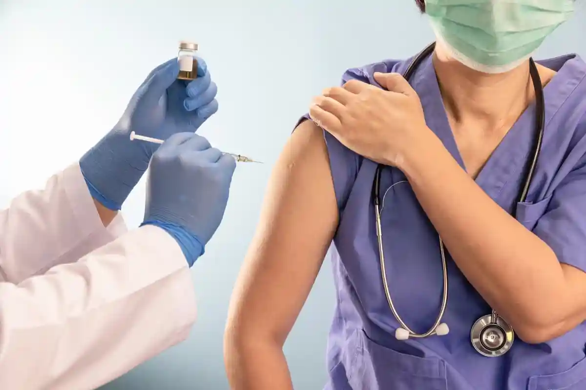 Врач делает вакцину коллеге Фото: Toa55/Shutterstock.com