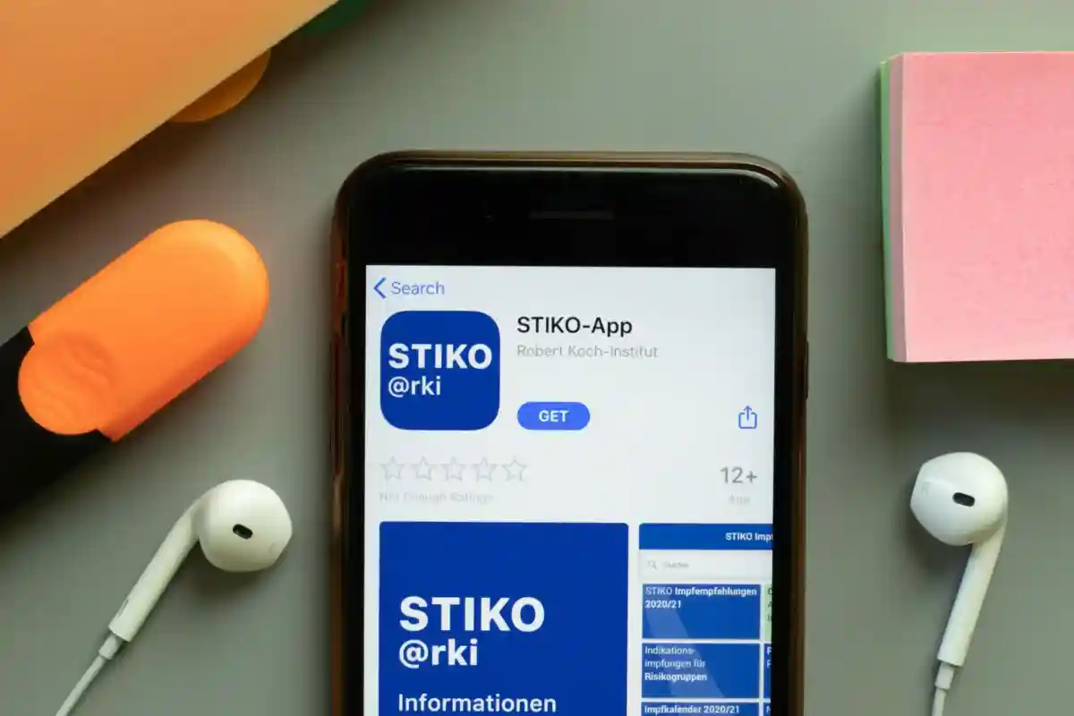 Значок мобильного приложения STIKO-app на экране телефона Фото: Postmodern Studio/Shutterstock.com
