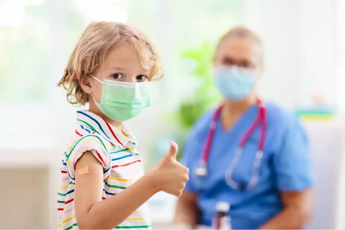 Довольный ребёнок после вакцинации. Фото: FamVeld / shutterstock.com