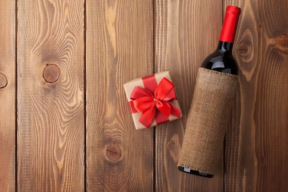 Хороший алкоголь, может стать прекрасным подарком. Фото: Evgeny Karandaev / shutterstock.com