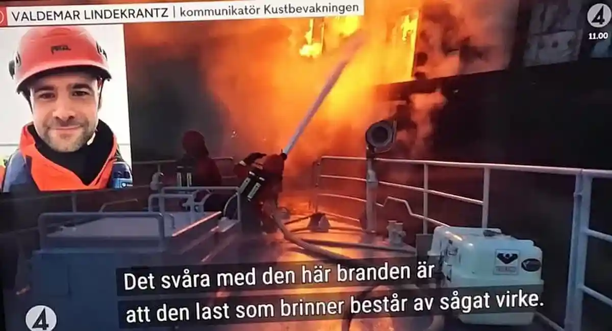 Два шведских катера береговой охраны для тушения выпускают на палубу до пяти миллионов литров воды в час. Inge Zweiniger / facebook