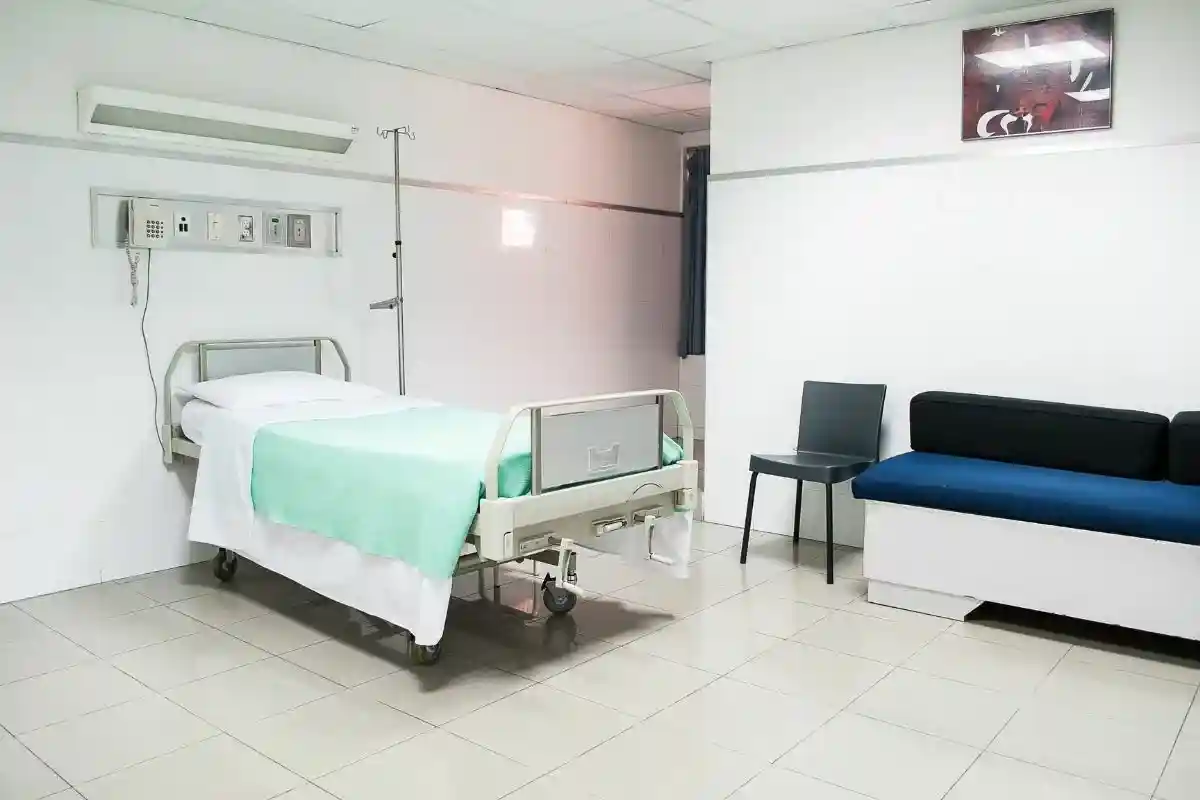 Больничные палаты испытывают нехватку свободных мест. Фото: Martha Dominguez de Gouveia / unsplash.com.