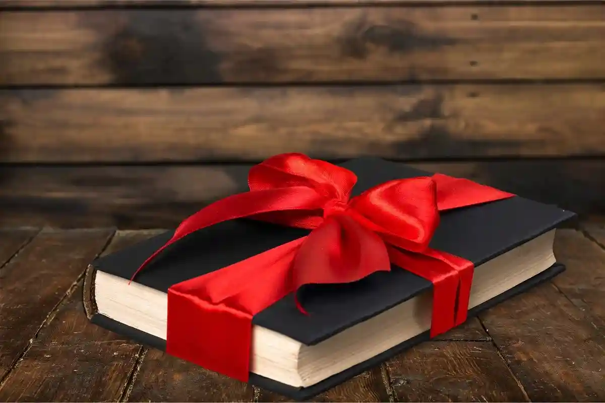 Книга может стать прекрасным рождественским подарком. Фото: Billion Photos / shutterstock.com