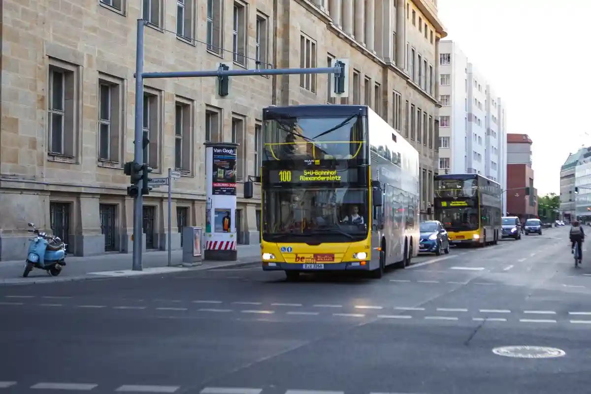 Двухэтажный автобус на улице Берлина. Фото: Alexandra Lande / shutterstock.com