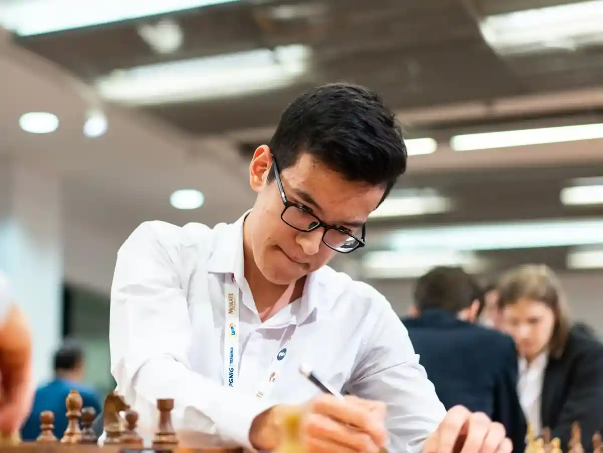 17-летний подросток выиграл чемпионат мира по быстрым шахматам.