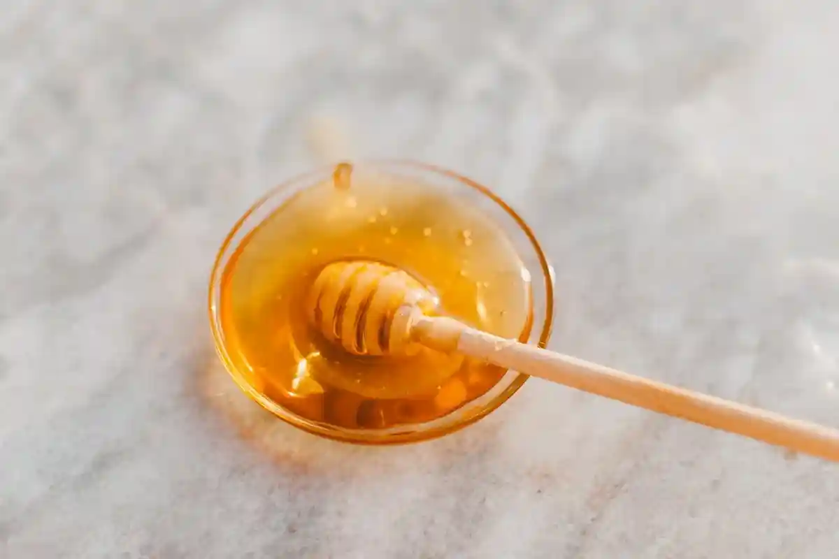 Попробуйте выпить травяной чай с медом перед сном, чтобы утолить голод. Фото: ROMAN ODINTSOV / Pexels.