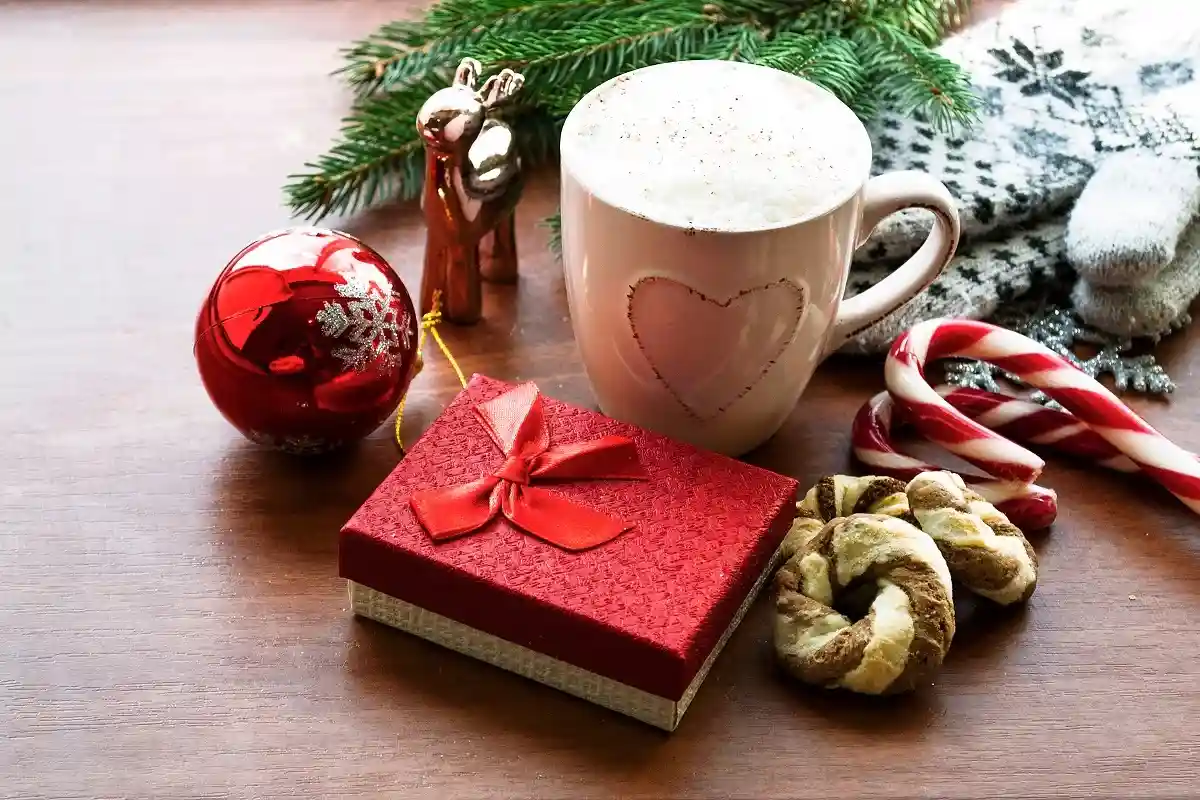 Оригинальные наборы сладостей и кофе, могут стать долгожданным рождественским подарком коллеге. Фото: Olena 1 / shutterstock.com
