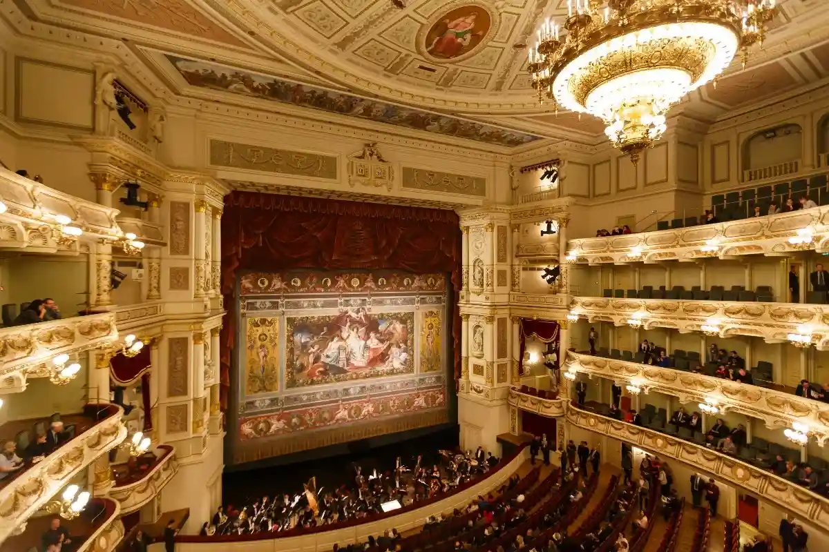 В Дрезденской опере состоялось множество премьер. Например, премьеры опер Рихарда Вагнера («Летучий голландец», «Риенци», «Тангейзер») и Рихарда Штрауса («Саломея», «Кавалер розы», «Электра»). Фото: Konstantin Tronin / Shutterstock.com