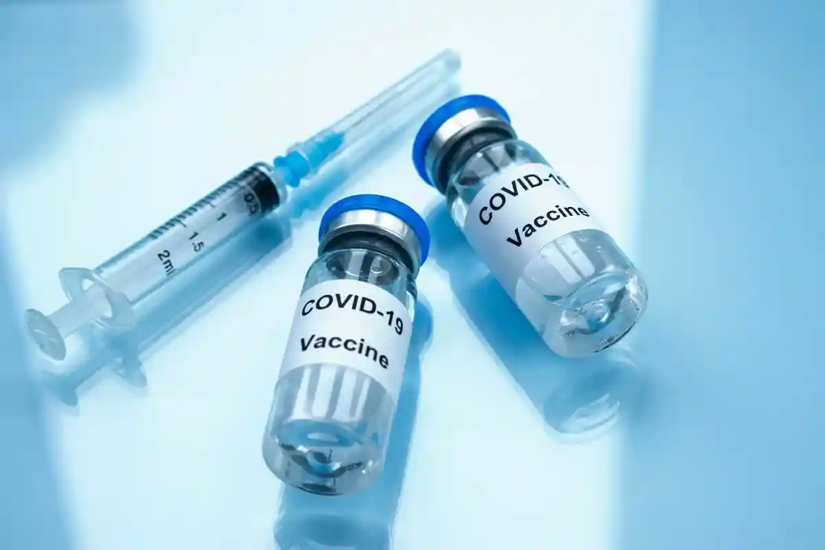 Вакцинация в Германии: 57,8 млн человек (69,5% населения) в Германии получили полную базовую защиту, сделав две прививки. Фото: Tanya Dol / Shutterstock.com 