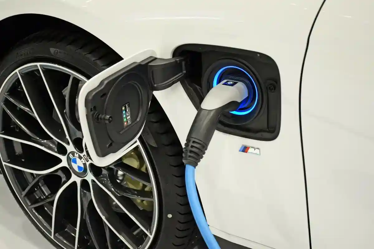 В 2025 году компания BMW планирует продать два миллиона полностью электрических автомобилей. Фото: meowKa / Shutterstock.com