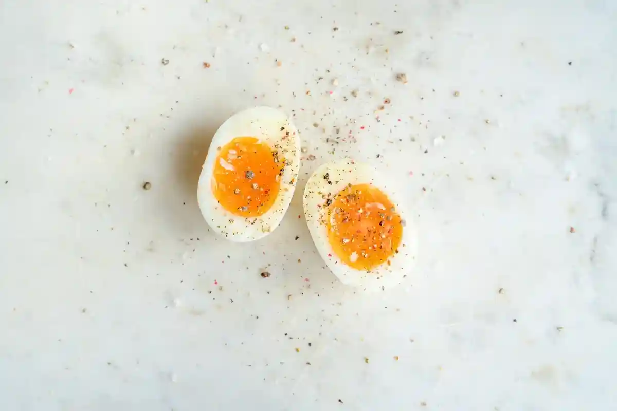 Съешьте яйцо на ночь и будете сыты! Фото: Anthony Shkraba / Pexels.
