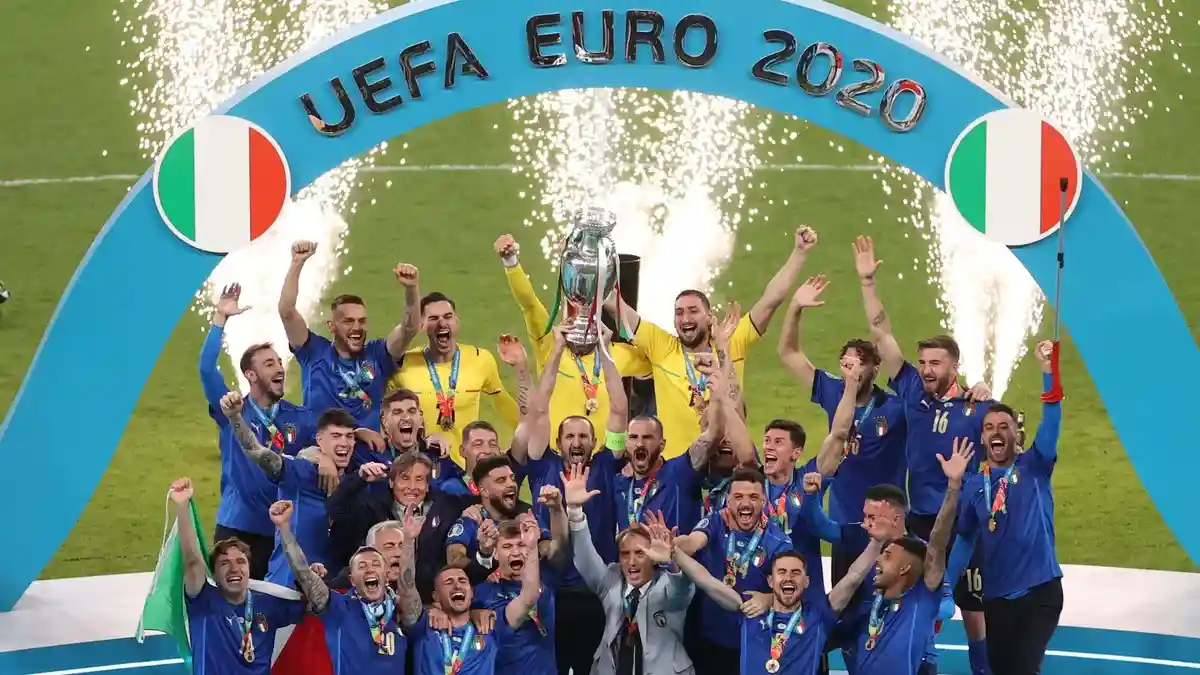 Награждение прошедшего Чемпионата Европы по футболу. Фото: Uefa.com