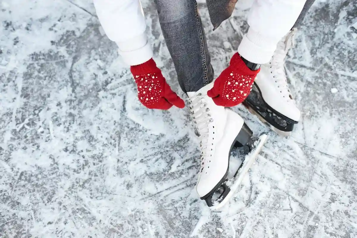 Один из наилучших вариантов отдыха на свежем воздухе в зимние праздники — 150-метровый ледяной каток, один из самых необычных и масштабных катков Германии. Фото: Kiryl Lis / Shutterstock.com