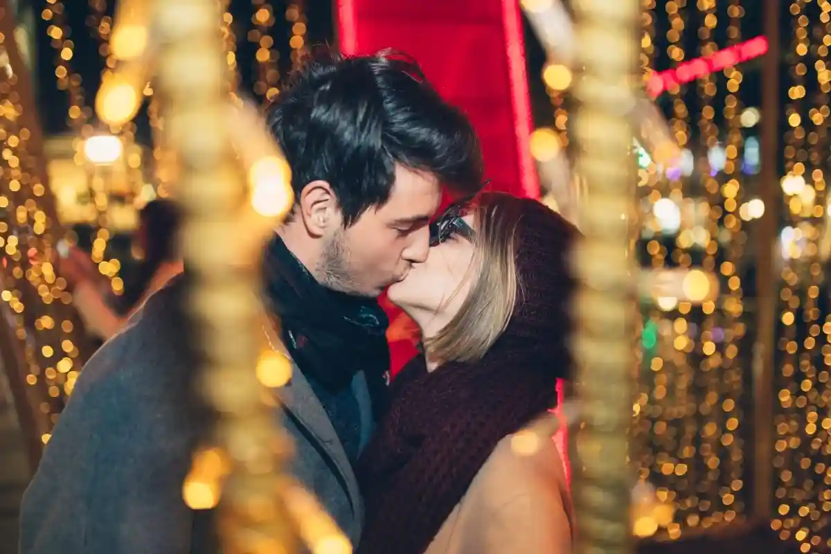 Необычные новогодние традициипоцелуи вслепую. Фото: hedgehog94 / Shutterstock.com