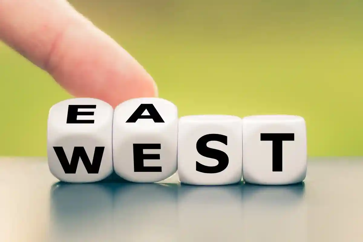 Кубики со словом восток и запад Фото: FrankHH/Shutterstock.com