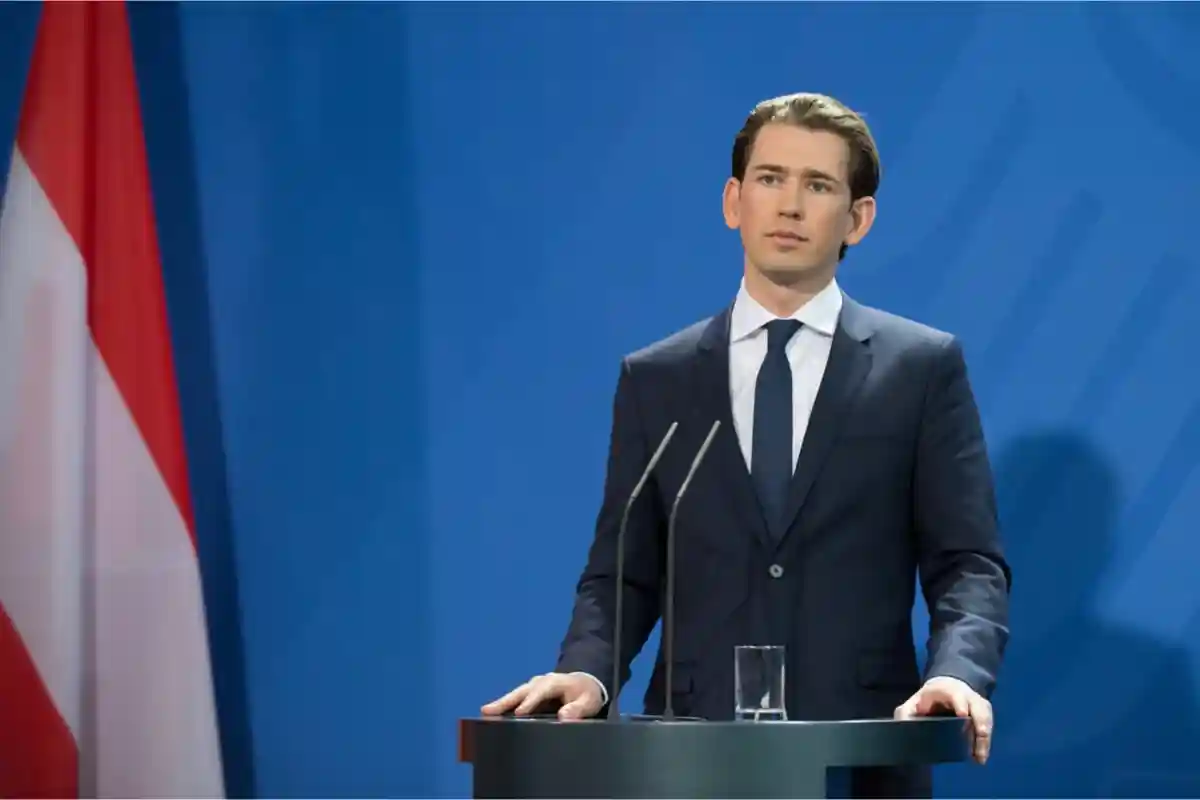 Австрийский политик Себастьян Курц объявил об уходе на пресс-конференции. Фото: Shutterstock.com.