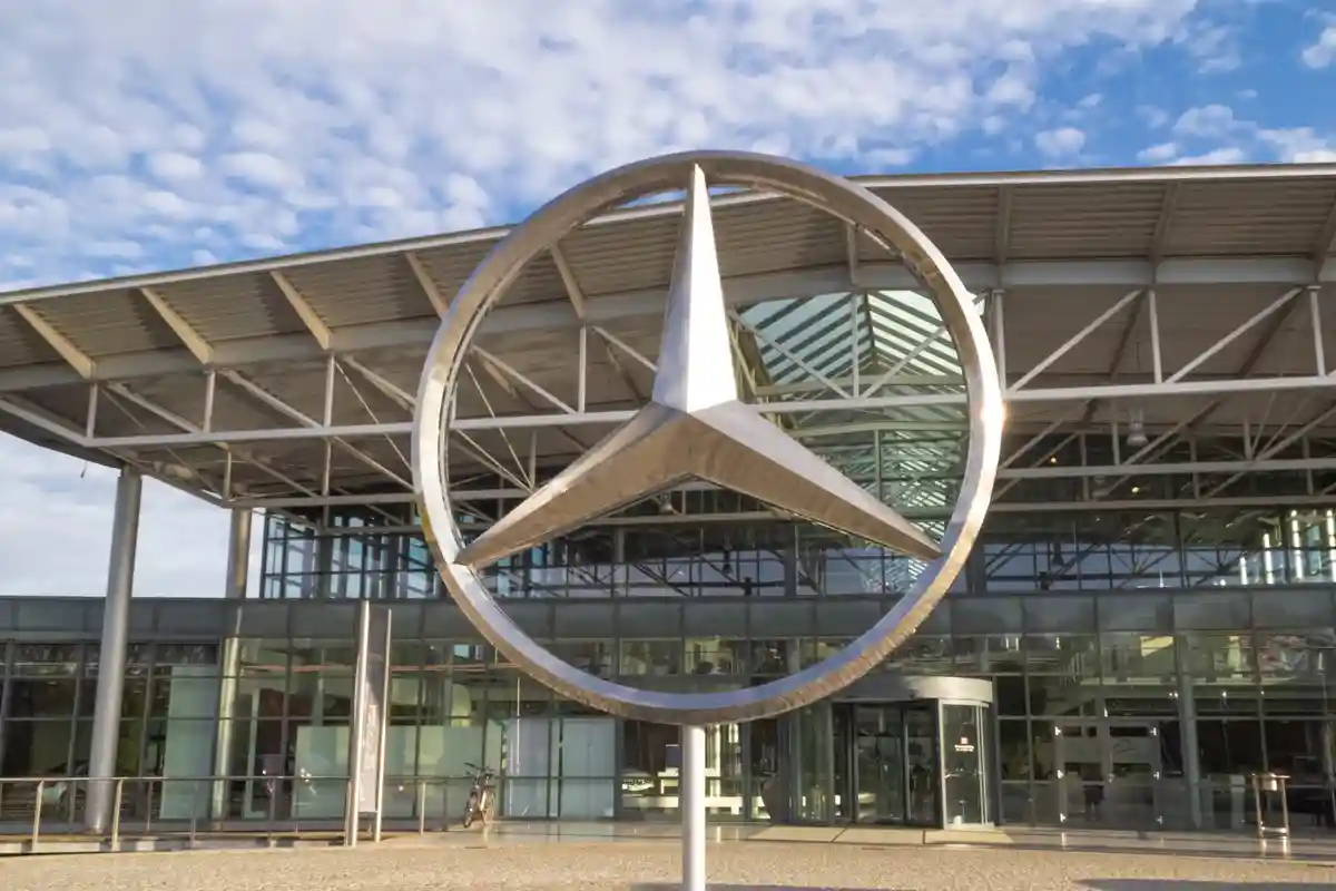 Mercedes-Benz остановит заводы Фото: Автор: Maksym Kapliuk / shutterstock.com