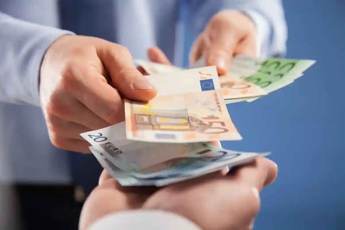 Повышение минимальной заработной платы в Германии: «левые» проголосуют в Бундестаге за увеличение минимальной зарплаты до 12 евро. Фото: Maryna Pleshkun / Shutterstock.com