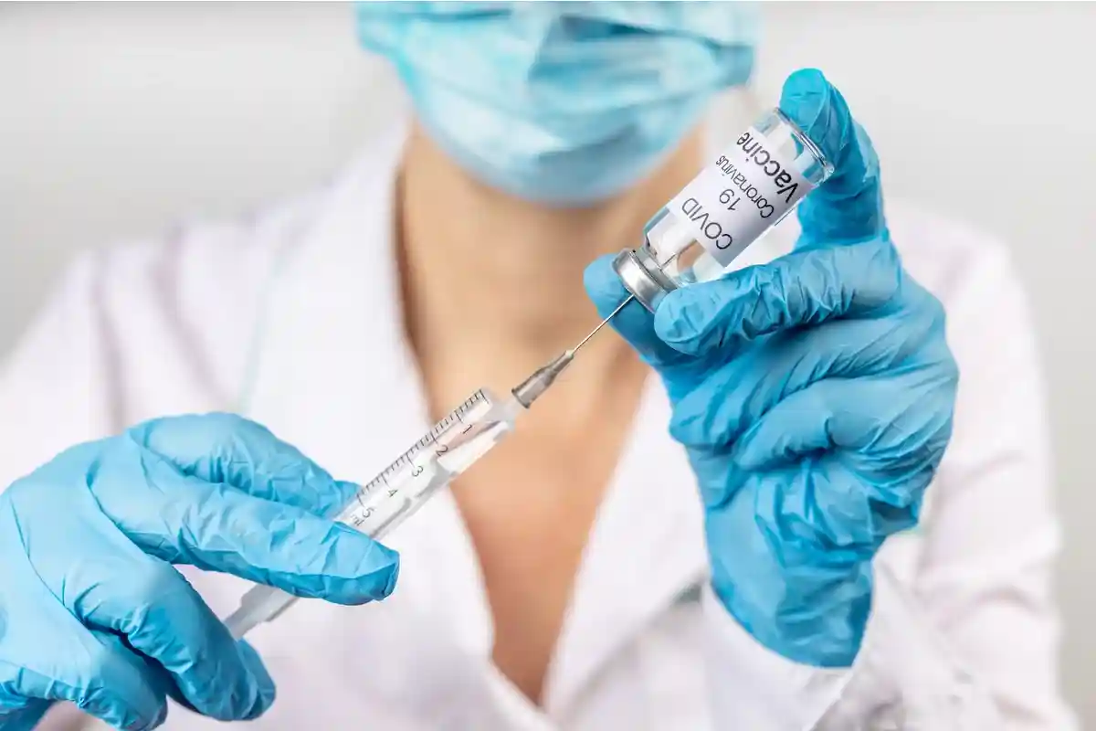 Врачи хотят надбавку за вакцинацию. Фото: Lebid Volodymyr / shutterstock.com