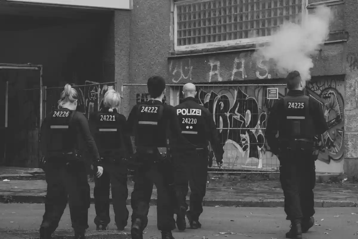 Полиция обнаружила «нацистский храм» в доме у пьющего мужчины. Фото: Yohann LIBOT/Unsplash.com