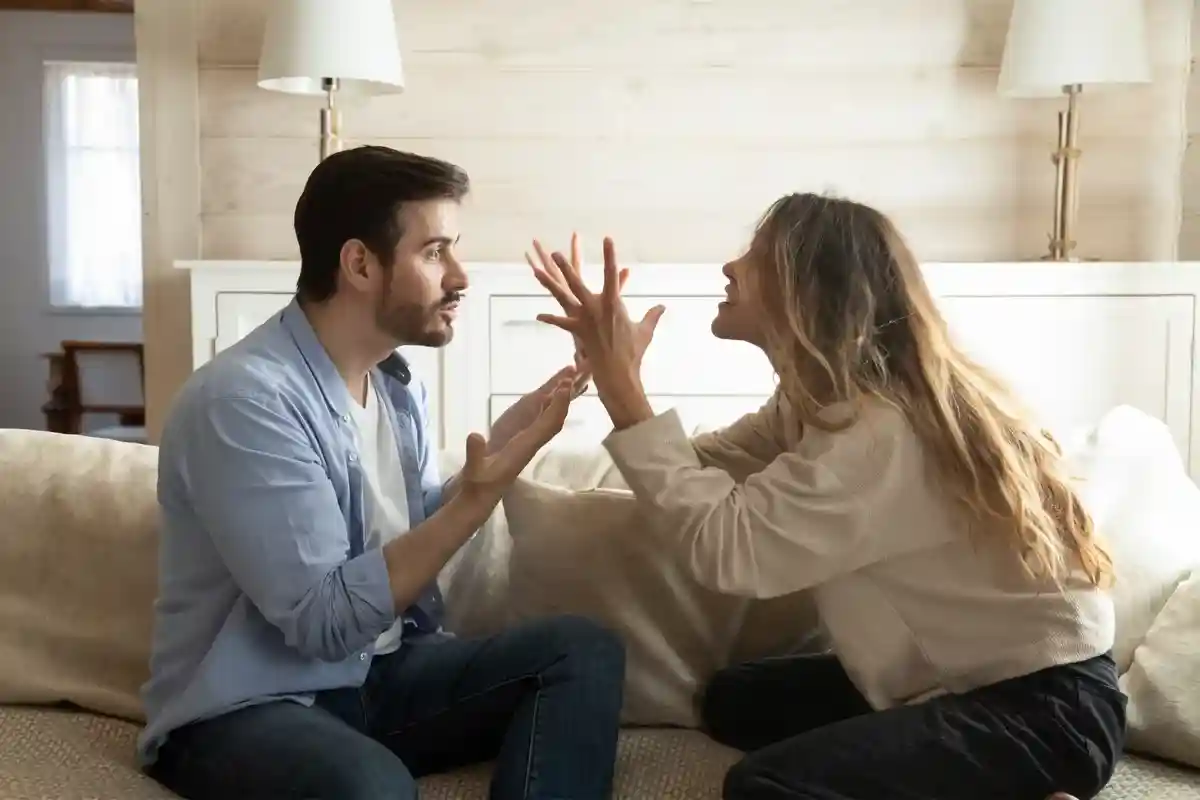 Во время ссор важно помнить о том, что мы говорим. Когда одно сказанное слово, может спасти или разрушить брак. Фото: Shutterstock.com.