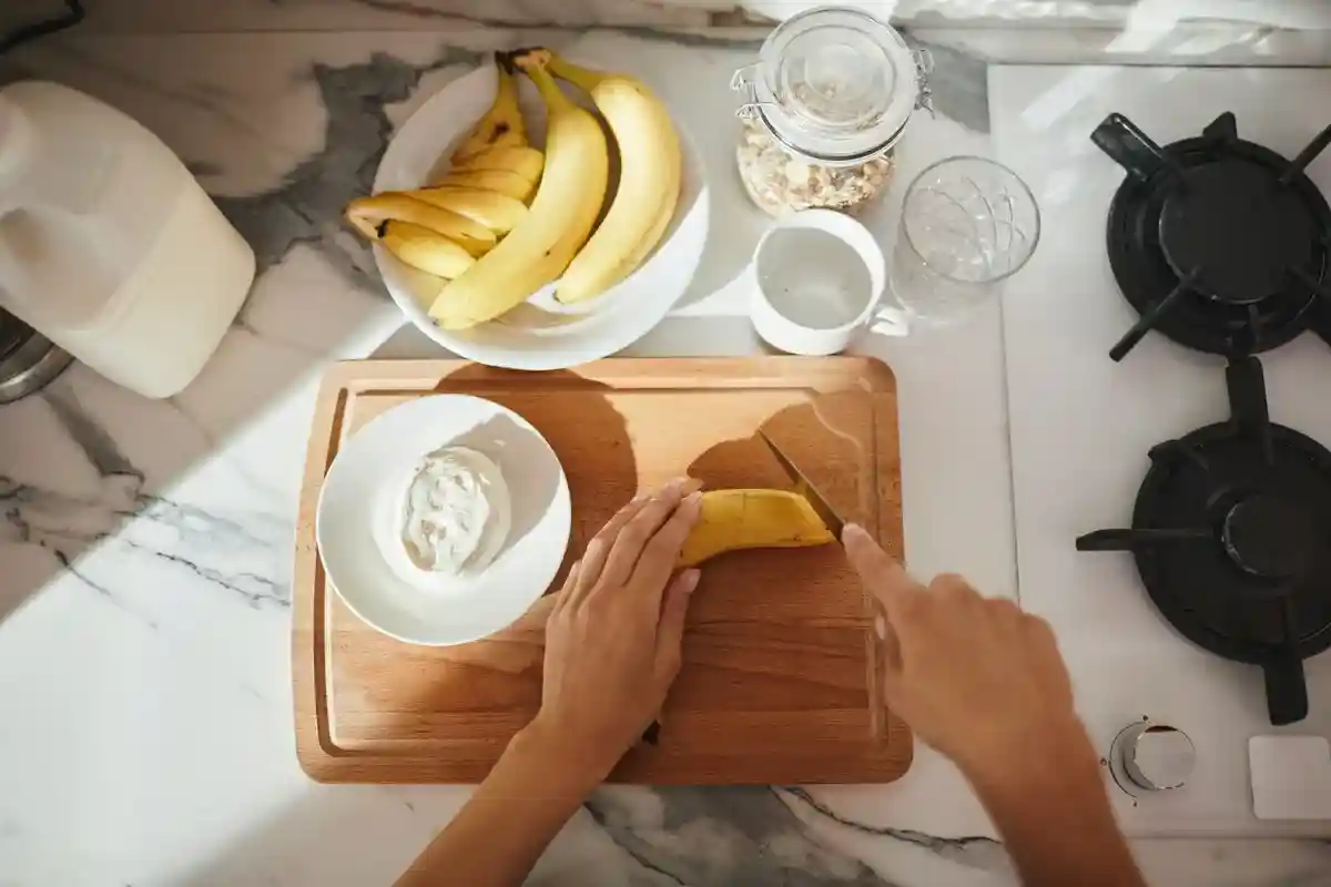 Банан и молоко. Фото: Marcus Aurelius / Pexels.