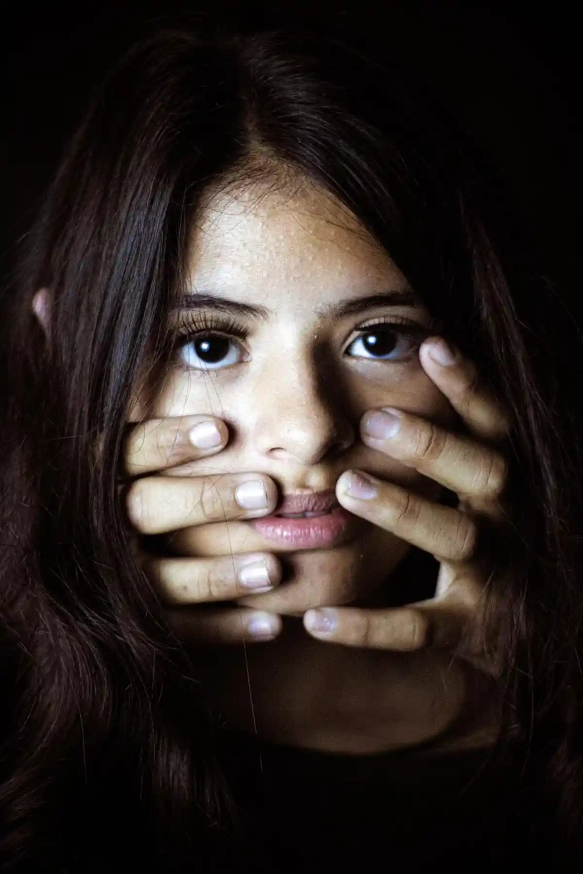  В течение нескольких часов молодые люди по кругу насиловали девушку, унижая и издеваясь над ней. Pixabay License / pixabay.com