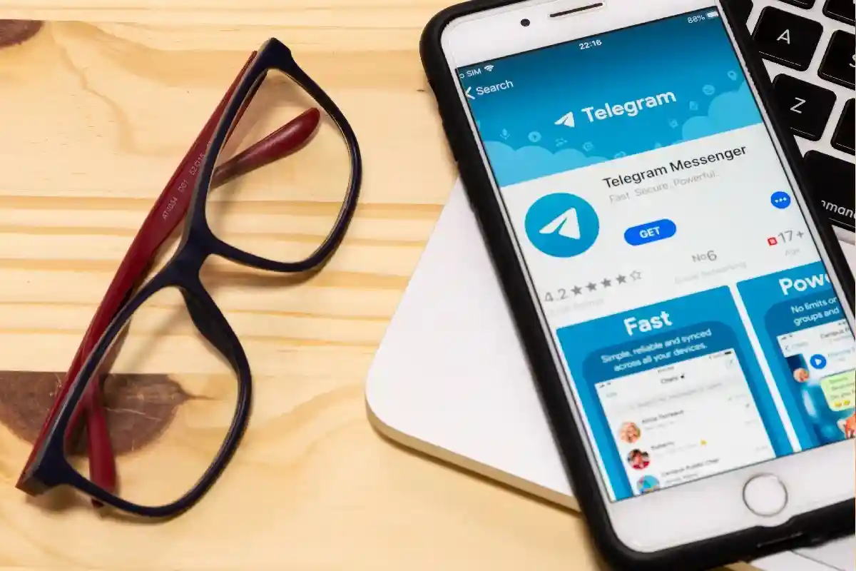 Telegram не соблюдает законы Германии: глава МВД выступила за ужесточение регулирования контента в мессенджере Telegram. Фото: Julio Ricco / Shutterstock.com 