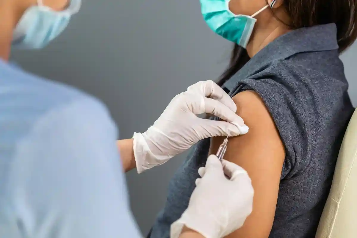 По последним данным, на сегодняшний день 14,6 миллионов человек в Германии ревакцинировались от коронавируса. Фото: BaLL LunLa / Shutterstock.com