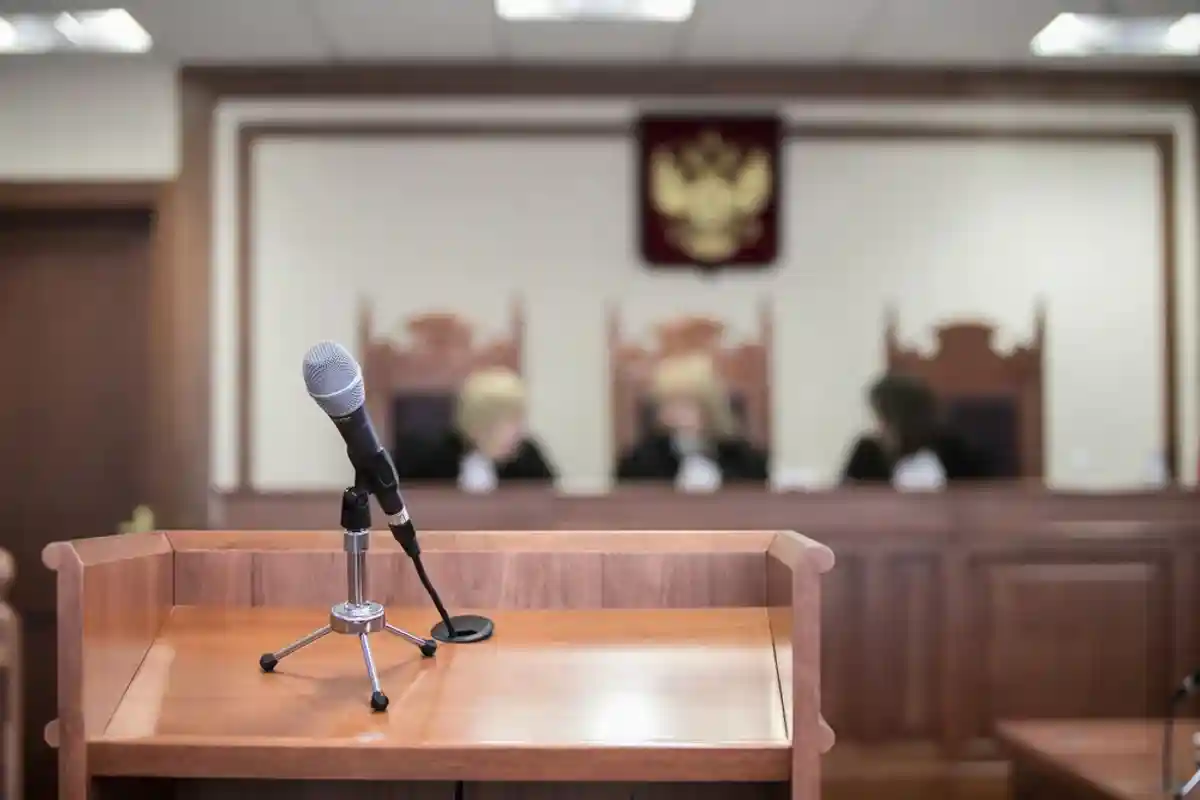 Российские власти ищут в интернете пропаганду наркотиков, суицида и порнографии, но обращаются в суды из-за политики. Фото: Salivanchuk Semen / shutterstock.com