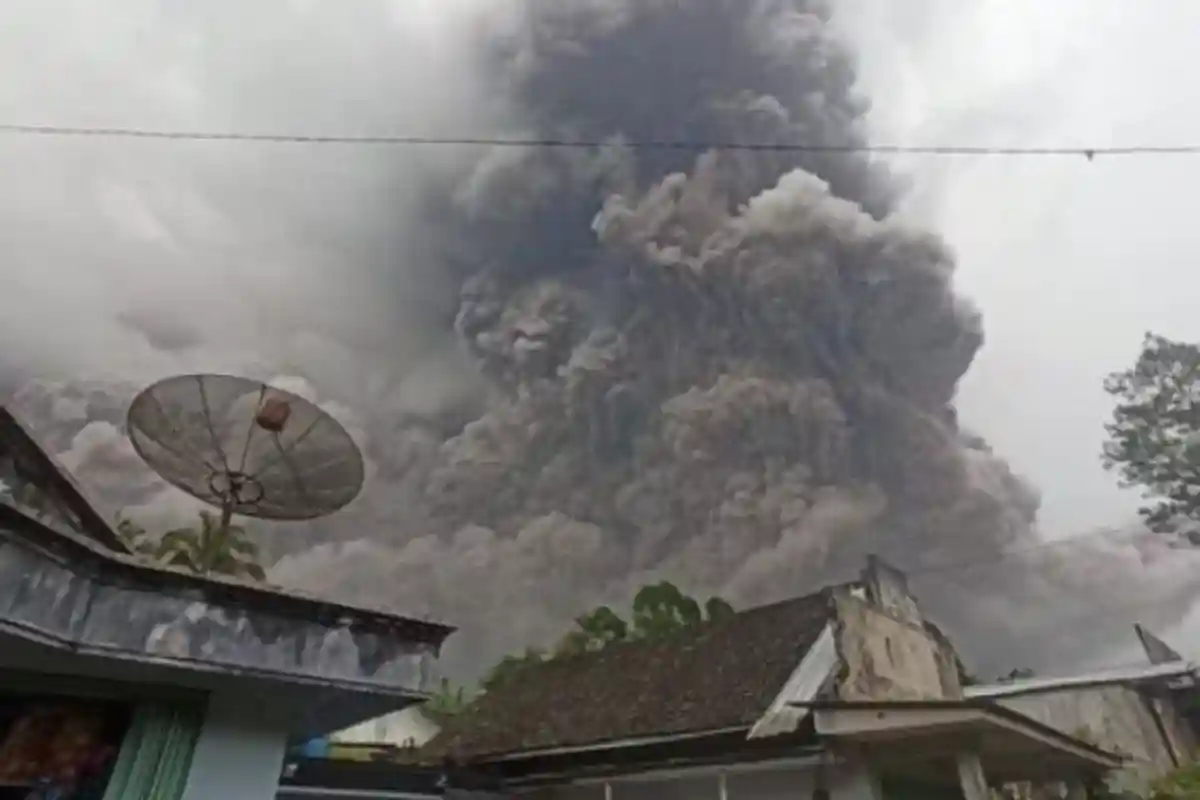Внезапное извержение вулкана Семеру в Индонезии