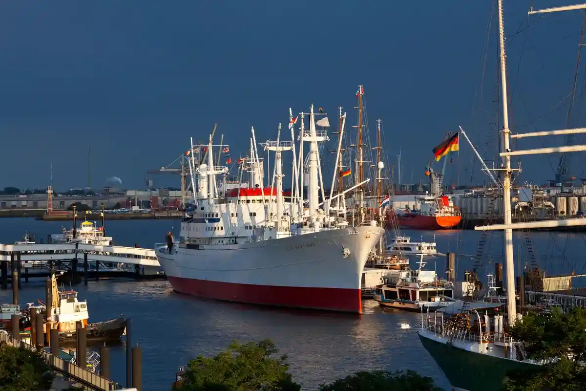 Корабль-музей Cap San Diego в порту Гамбурга. Фото: Muenchbach / shutterstock.com
