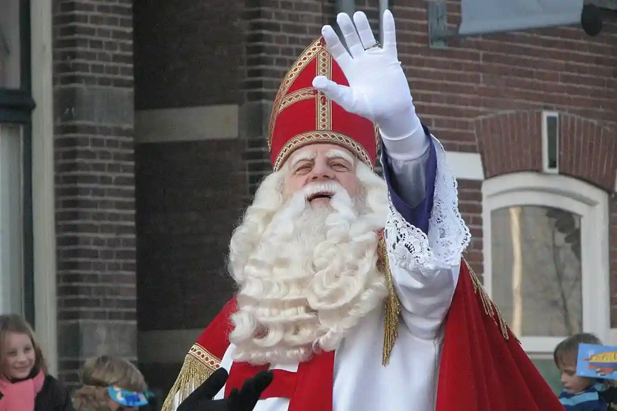 Зимний гардероб немецкого, австрийского и бельгийского Деда Мороза сочетает в себе красное папское платье с красной митрой, украшенной крестом. Фото: wikipedia.org