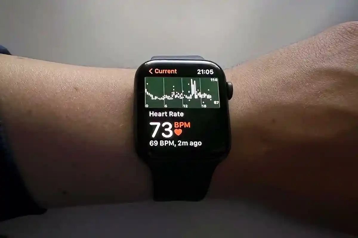 Умные часы Apple Watch проверяют пульс в состоянии покоя.